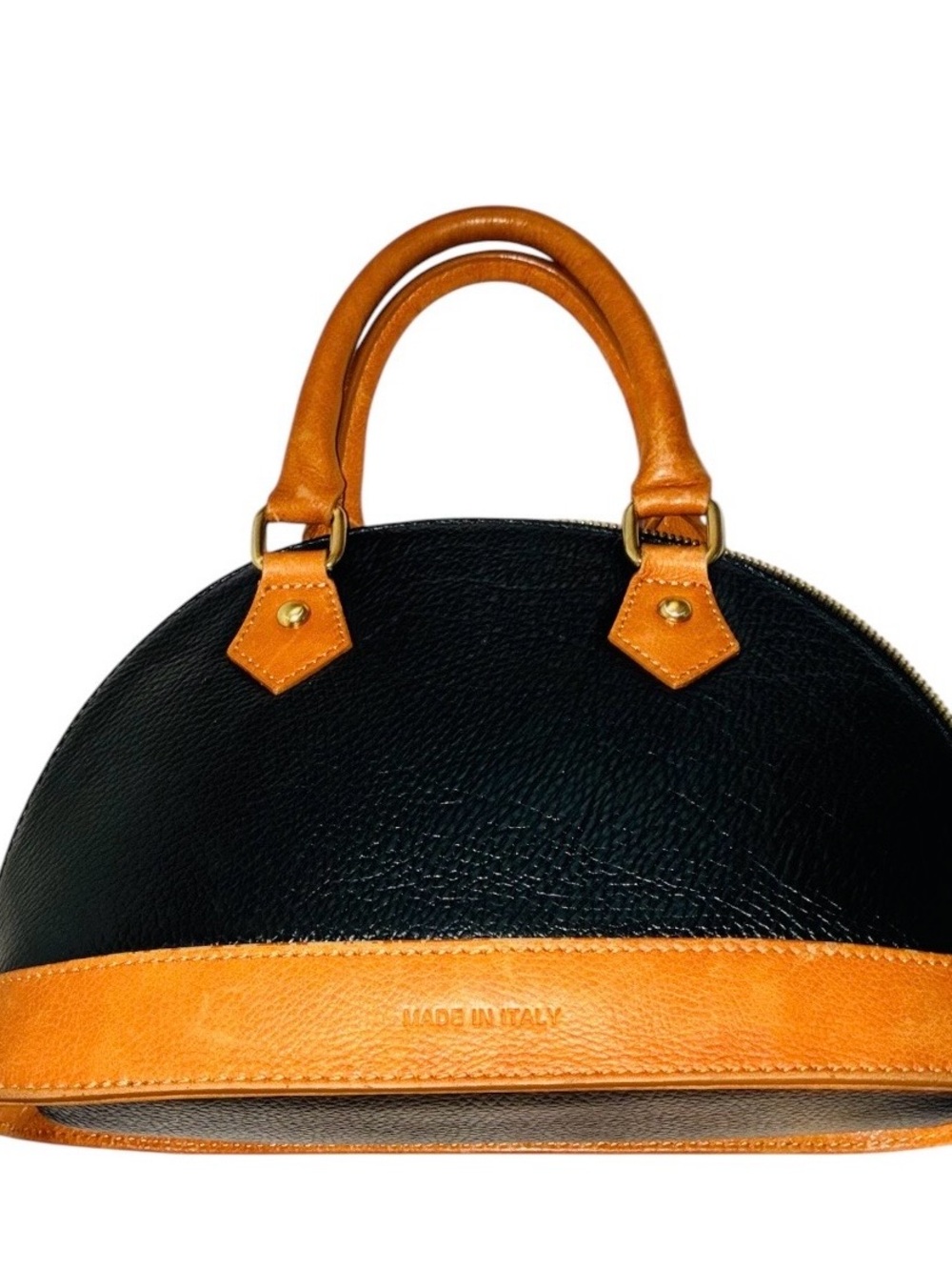 Divina Firenze handbag is crafted from black pebbled leather Made in Italy.